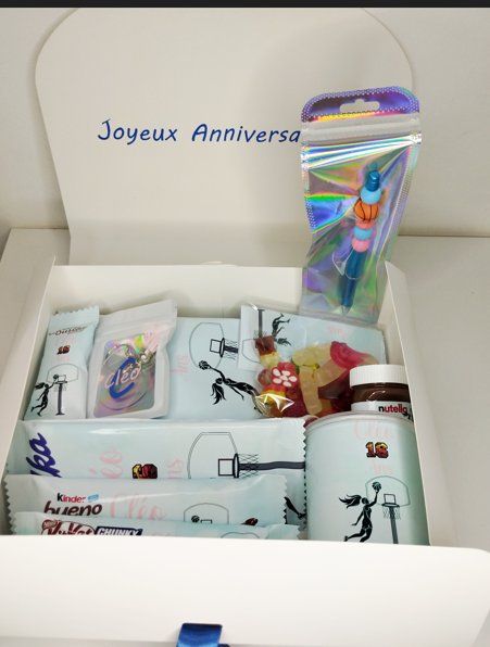 Box gourmande anniversaire personnalisée à offrir (X 10 articles),