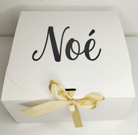 Coffret Cadeau de Naissance Personnalisé – Doudou, Hochet, Attache Tétine