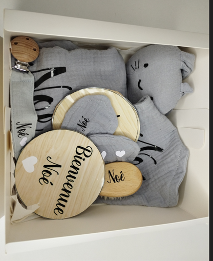 Coffret Cadeau de Naissance Personnalisé – Doudou, Hochet, Attache Tétine