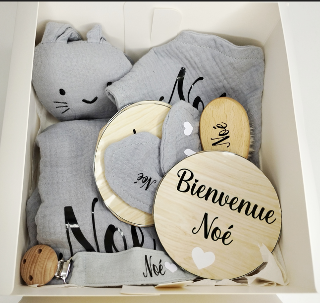 Coffret Cadeau de Naissance Personnalisé – Doudou, Hochet, Attache Tétine