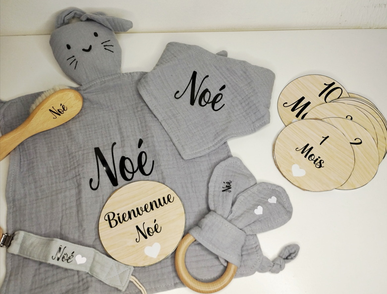 Coffret Cadeau de Naissance Personnalisé – Doudou, Hochet, Attache Tétine